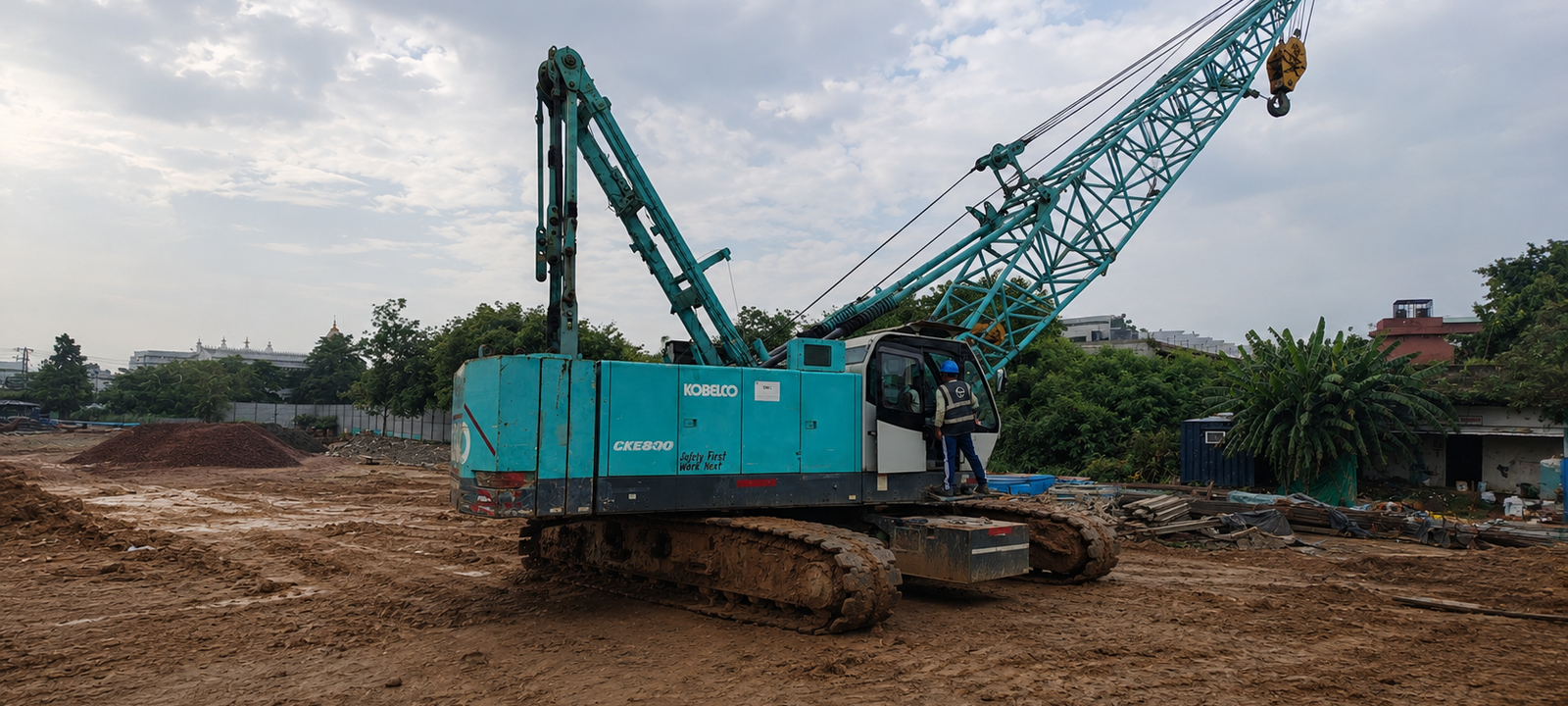 Kobelco CKE800-1F crawler crane side view