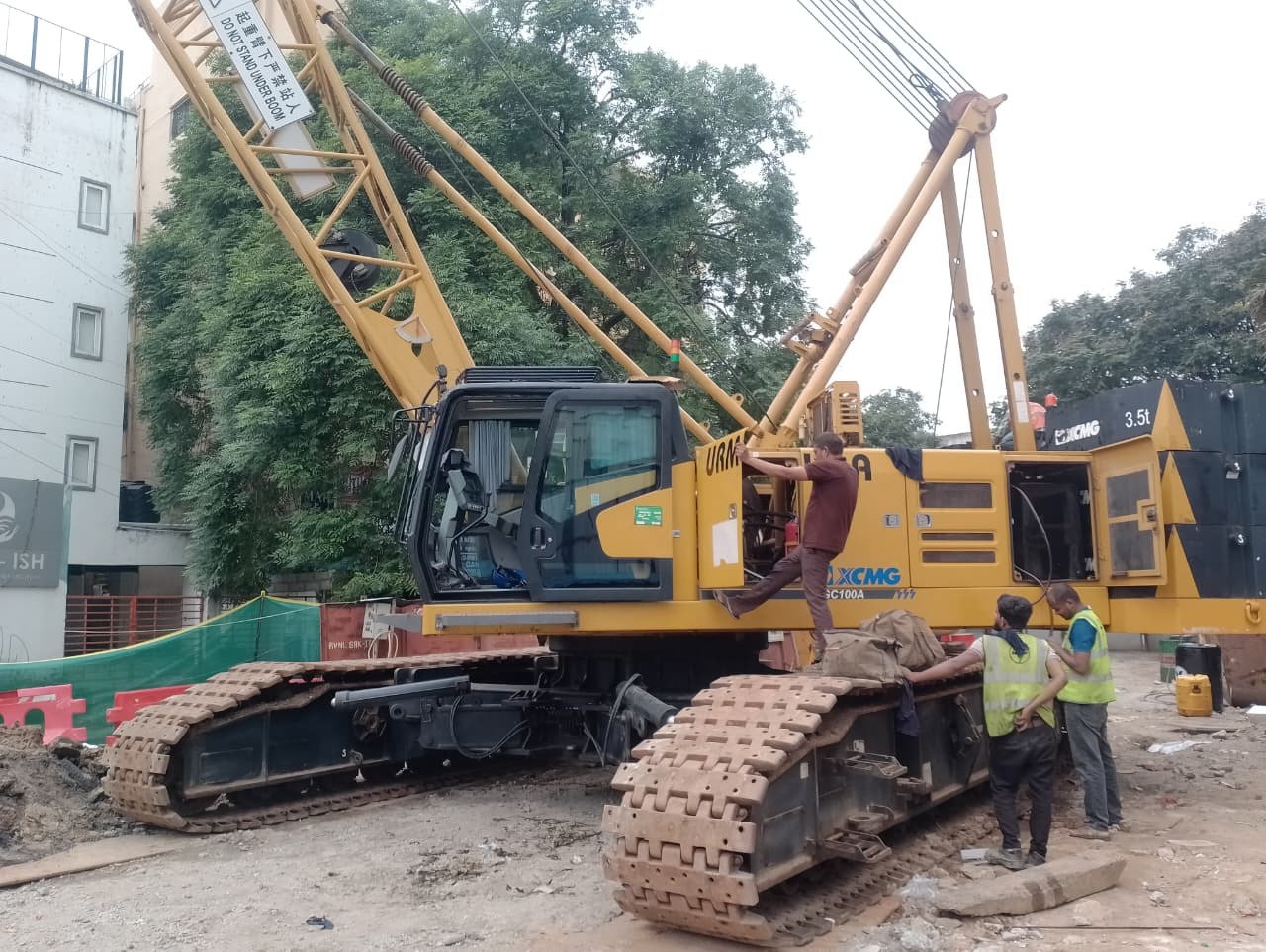 XCMG XGC100A Crawler Crane front view