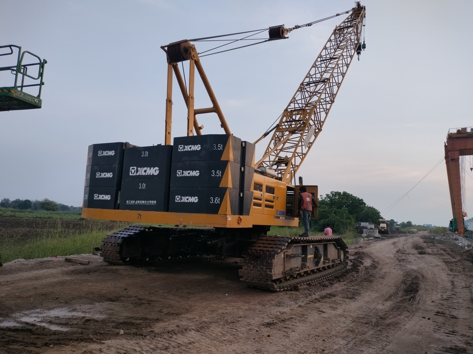 XCMG XGC100A Crawler Crane rear view