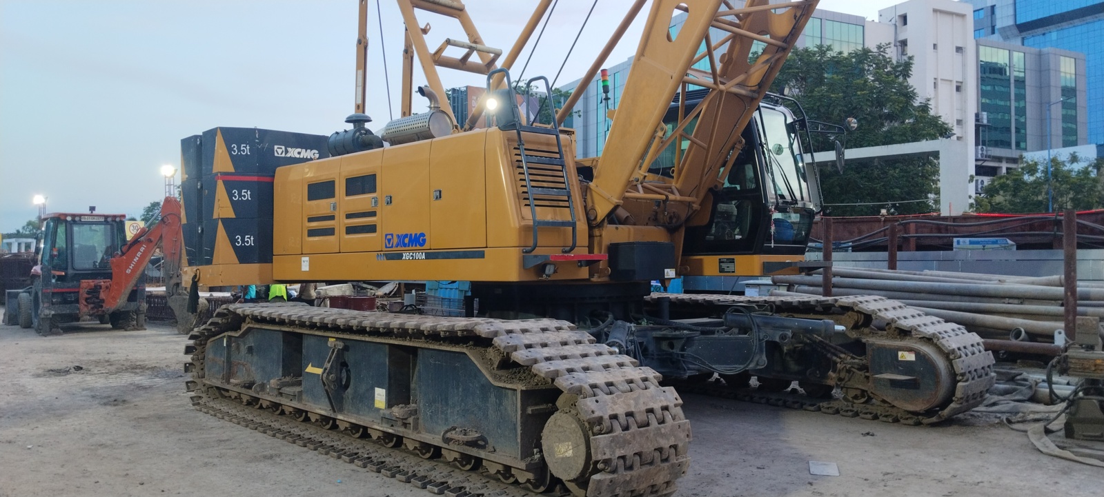 XCMG XGC100A Crawler Crane side view