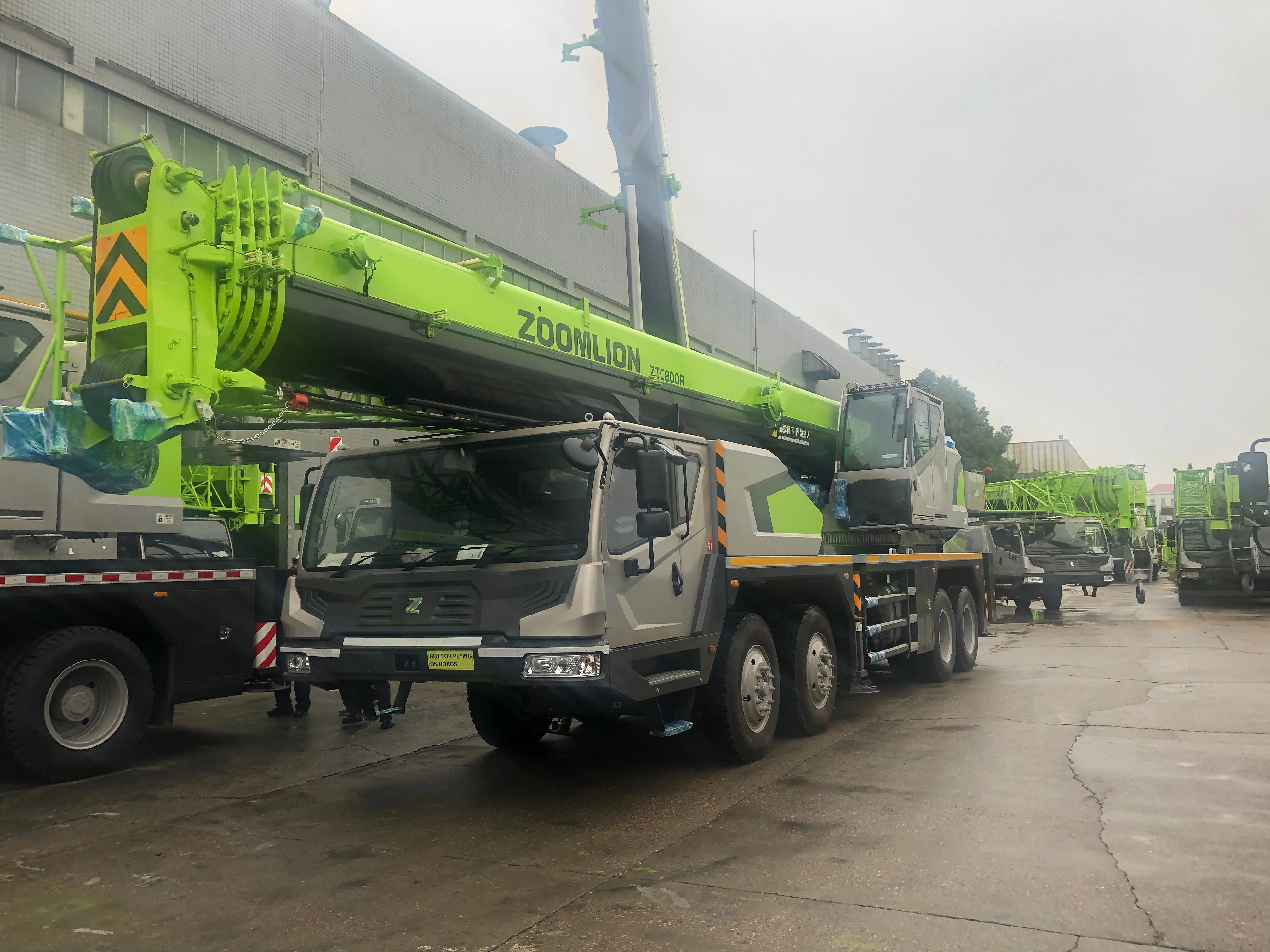 Zoomlion ZTC800R542 Truck Crane side view