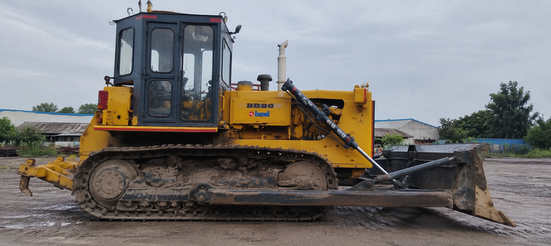 BEML BD80 crawler dozer side thumbnail