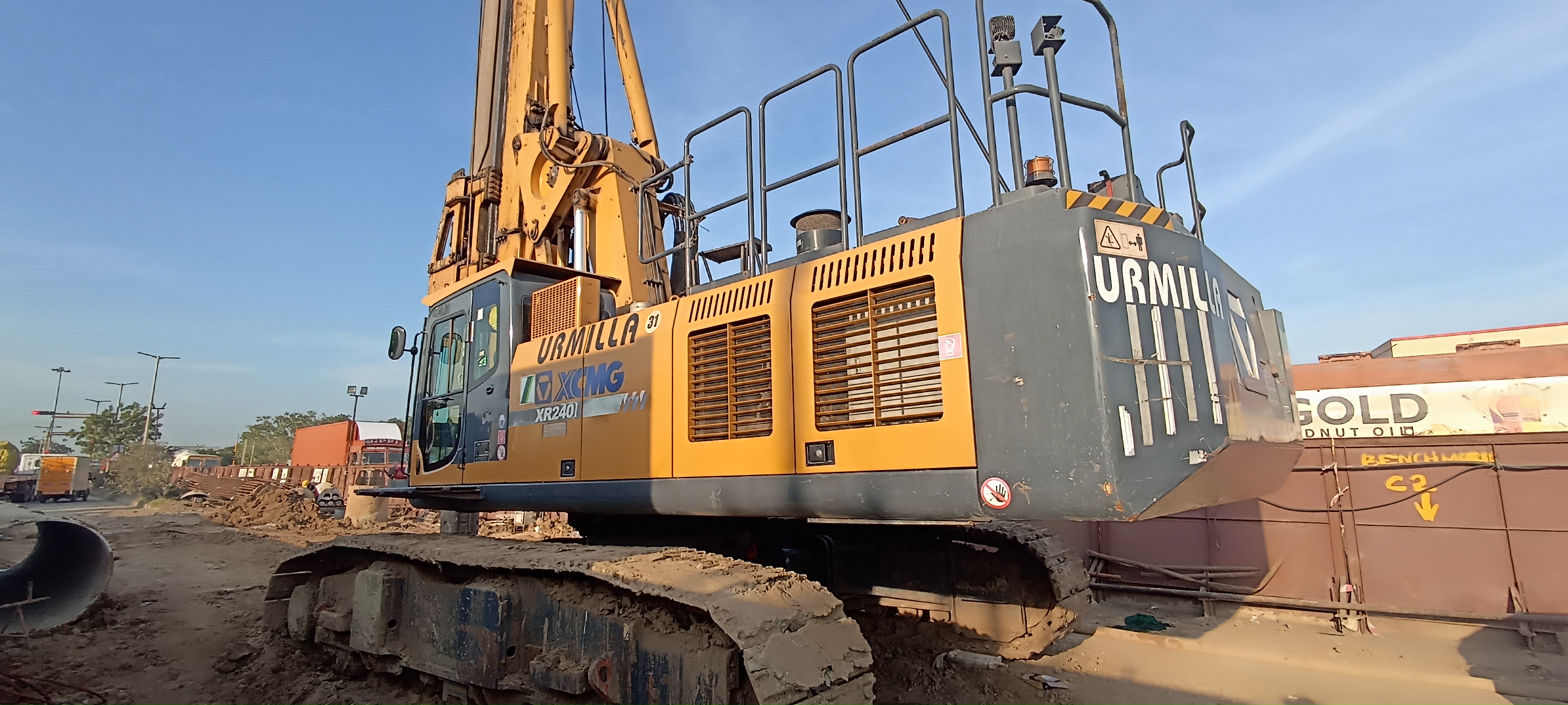 XCMG XR240I rotary drilling rig side view