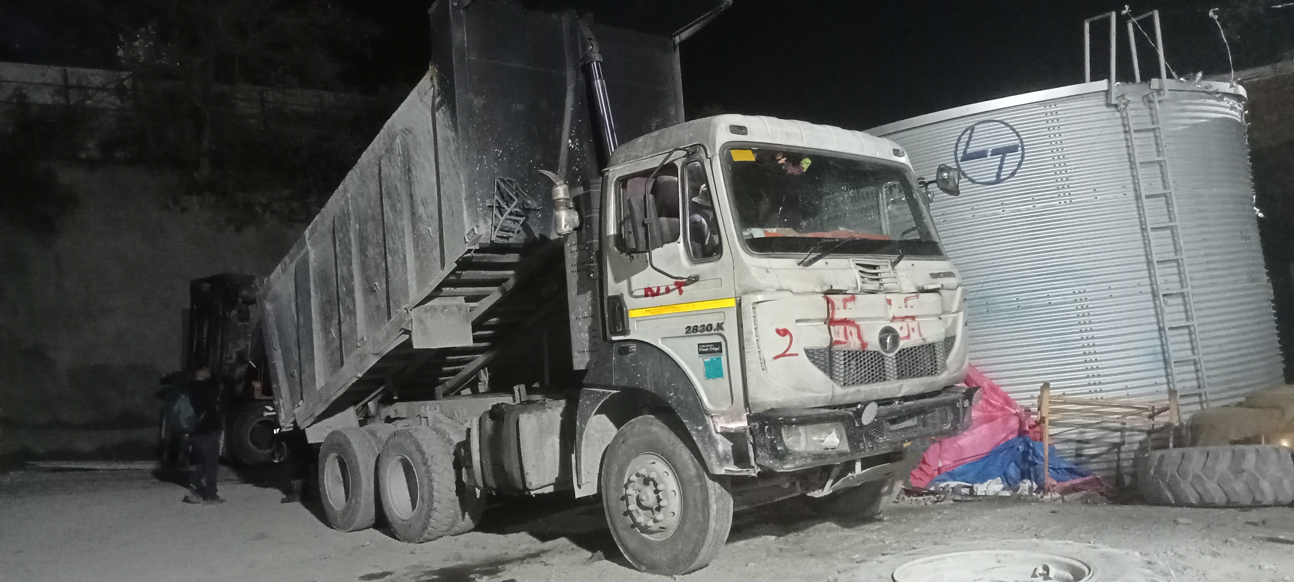 Tata Signa 2830.K SRT tipper side view