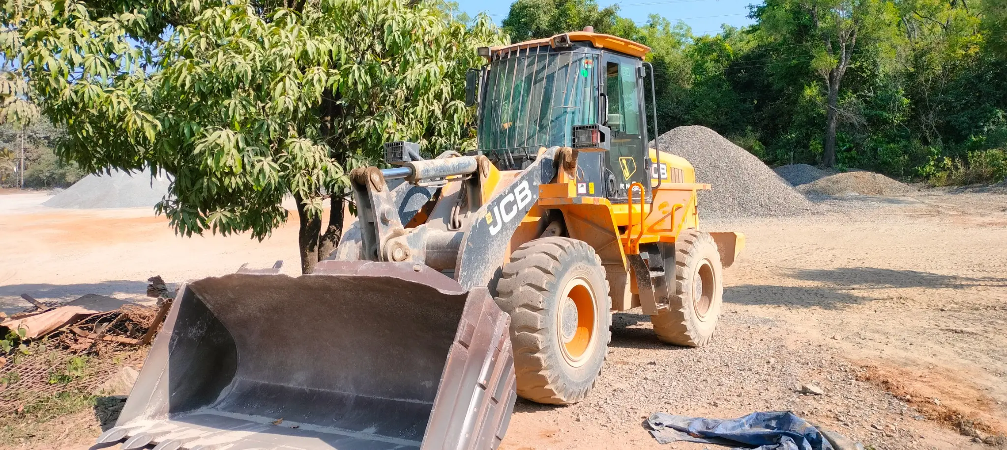 JCB 432ZX PLUS wheel loader working at site